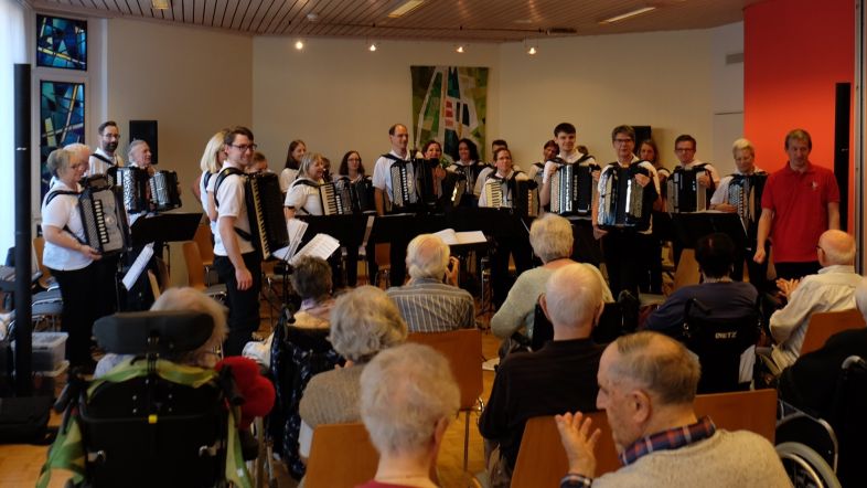 Auftritt des Akkordeon-Orchesters Basel-Allschwil im Alterszentrum Am Bachgraben, Allschwil. Foto AOBA