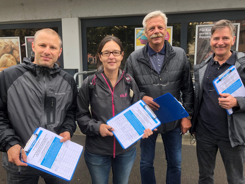 Allschwiler Gemeinderat sammelt Unterschriften für die Petition gegen Fluglärm.
